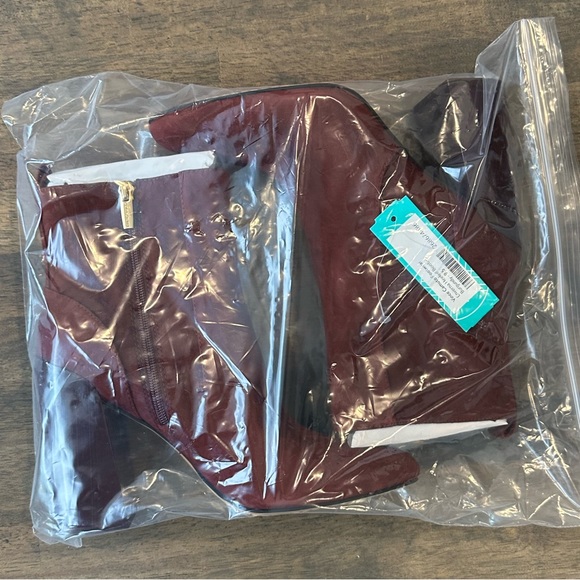 Vince Camuto Enverna Heeled Bootie - Picture 6 of 6